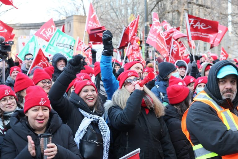 Strikes in the public sector |  Hundreds of people in front of François Legault’s offices