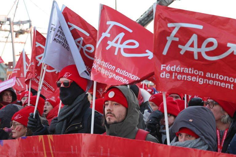 Strikes in the public sector |  Protesters gather in front of Legault’s offices in Montreal