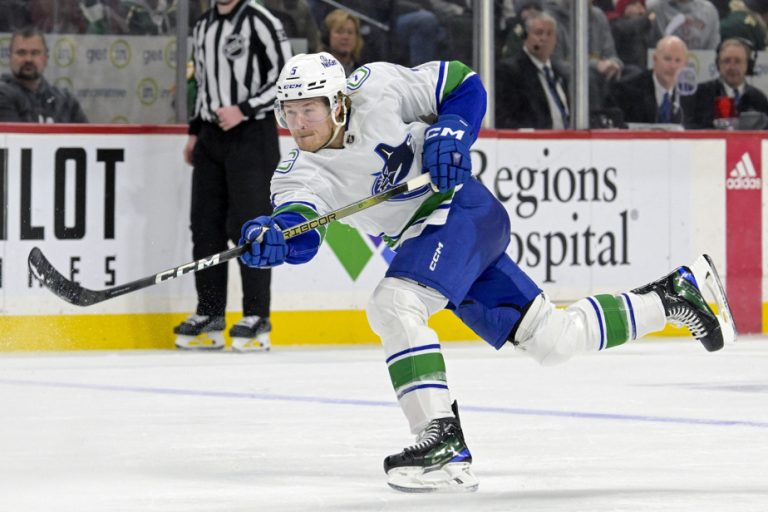 Sunday in the NHL |  Brock Boeser scores his 23rd and the Canucks defeat the Blackhawks 4-3