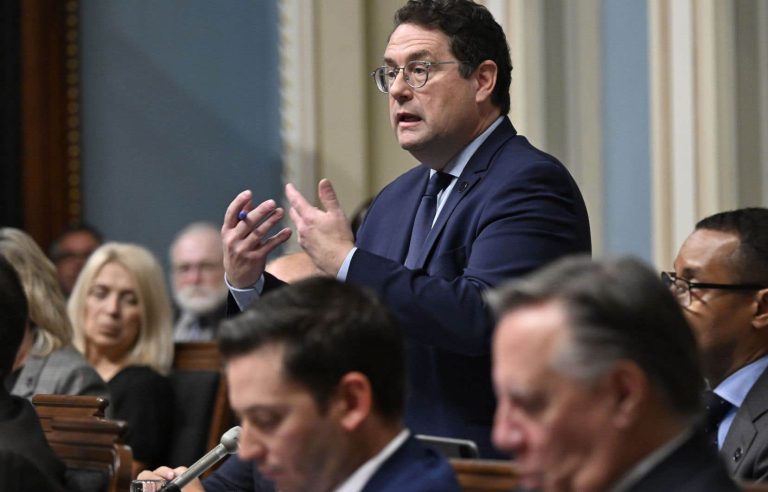 Teachers call on CAQ elected officials to vote freely on the Drainville reform