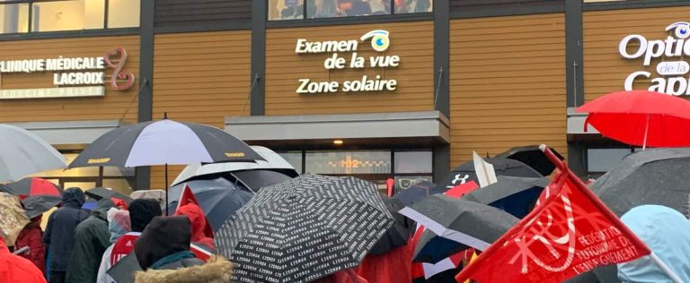 Teachers demonstrate in front of Geneviève Guilbault’s office