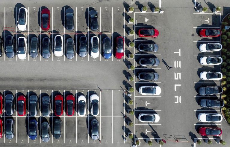 Tesla recalls two million vehicles linked to its “Autopilot”