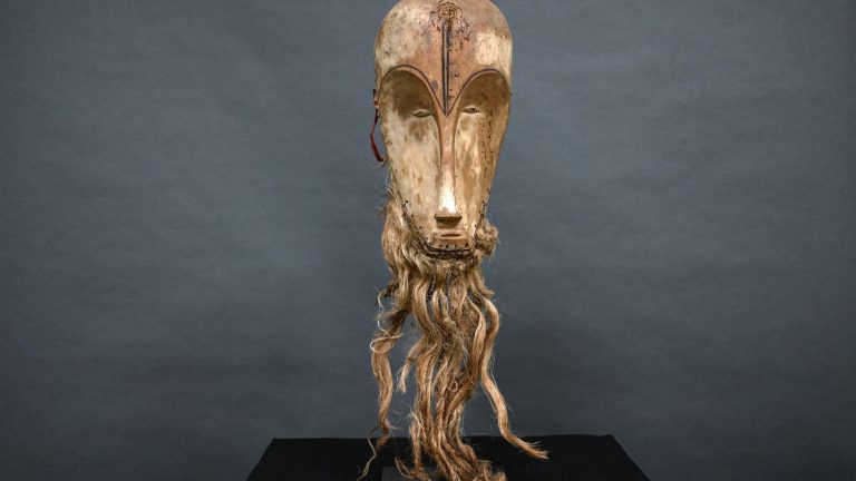 The auction of an extremely rare African mask deemed compliant by French justice