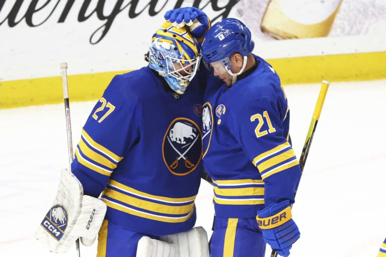 Thursday in the NHL |  Sabers humiliate Maple Leafs 9-3