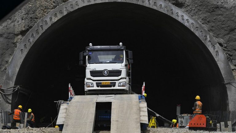 To circumvent Western sanctions, China invests in Xinjiang and builds the longest highway tunnel in the world