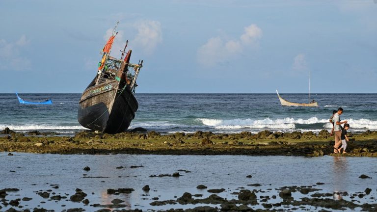 UN calls for rescue of hundreds of Rohingya from drifting boats