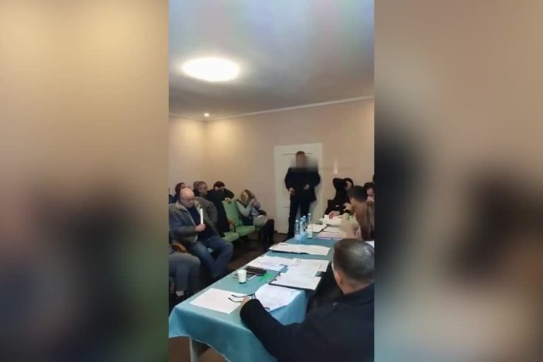 Ukraine |  Official throws grenades at town meeting