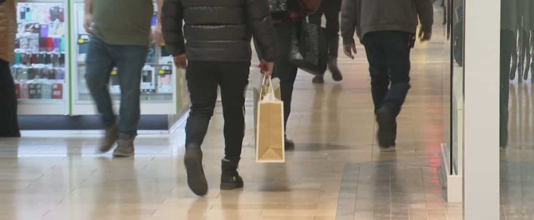 Why do people do their Christmas shopping at the last minute?