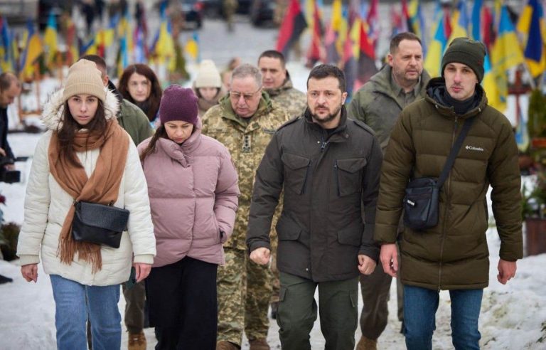 Zelensky confronts journalists at a time when aid to Ukraine is at half mast