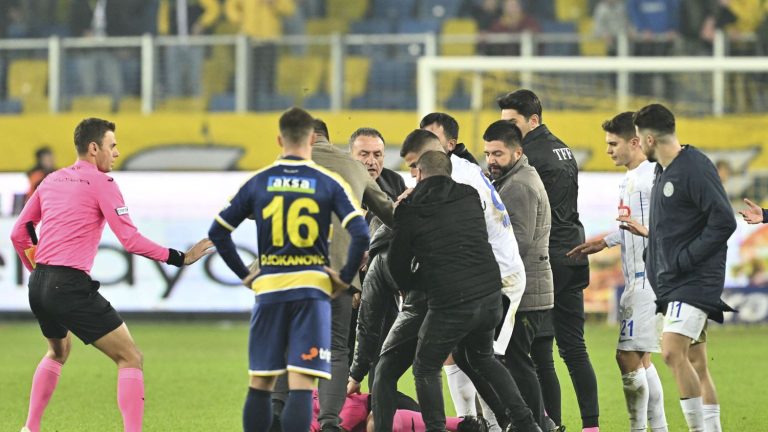 a referee severely beaten after the Ankaragücü-Rizespor match, the Turkish championship suspended