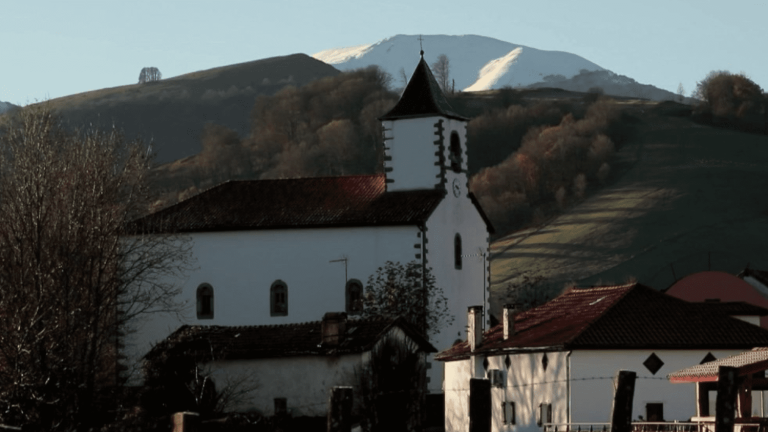 a residence to age well in the Aldudes valley