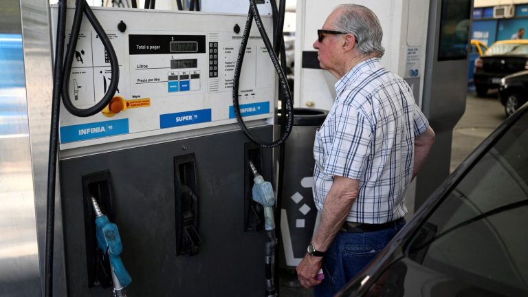 after Javier Milei’s first economic measures, worried Argentines flock to the gas pumps