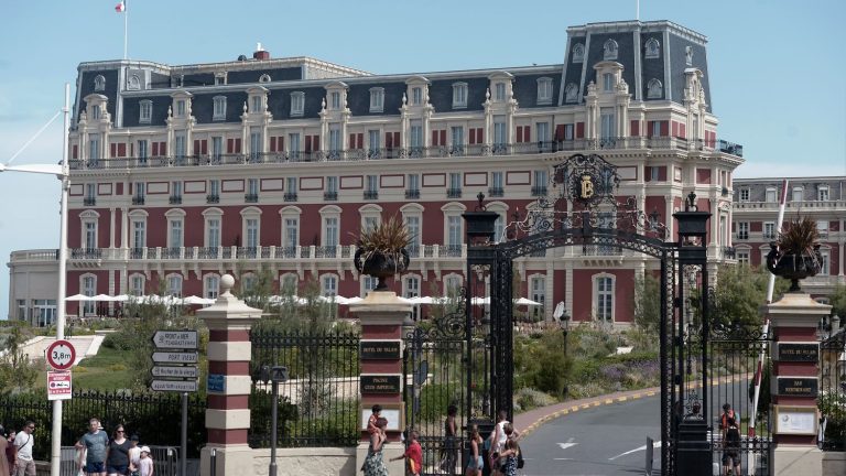 an investigation opened for sexual assault and violence at the palace Hôtel du Palais