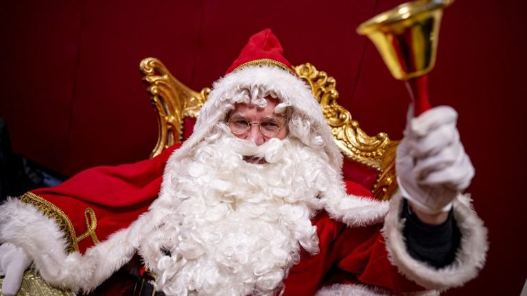 drunk, a Santa Claus was arrested by the police because he was “no longer fit to drive the sleigh”