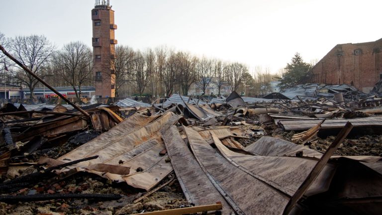 hundreds of supporters gathered to say “goodbye” to the basketball hall destroyed by flames