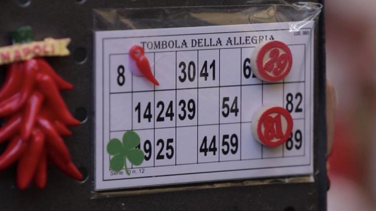 in Naples, there is no question of ending the year without a raffle game