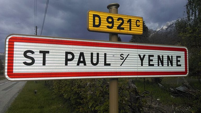 in Savoie, the town of Saint-Paul becomes Saint-Paul-sur-Yenne again from January 1