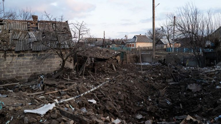 kyiv announces a withdrawal of its troops on the outskirts of Marinka, a town that Russia says it has captured