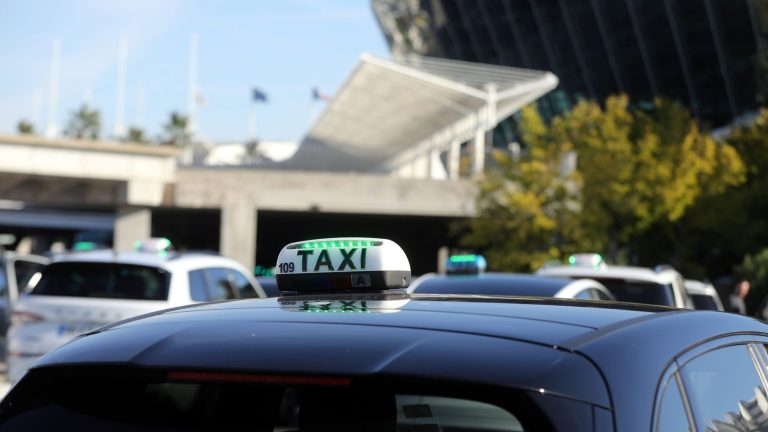 taxis on strike Monday morning against compulsory health carpooling