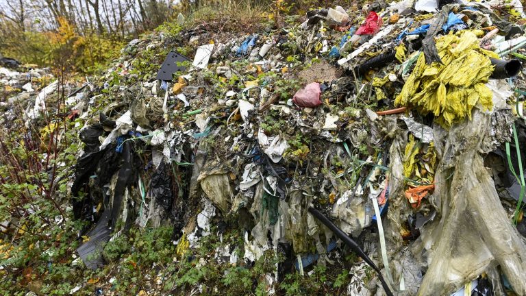 ten people tried in Lille for “waste trafficking” between Belgium and France