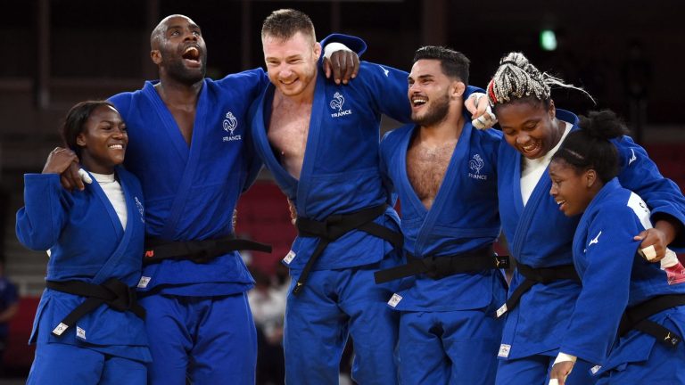 the French mixed judo team, a first in gold