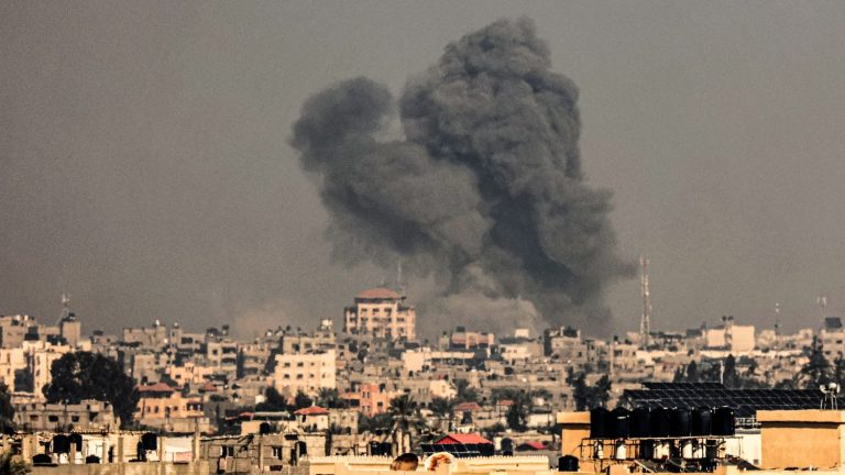 the Israeli army continues its offensive in the Gaza Strip