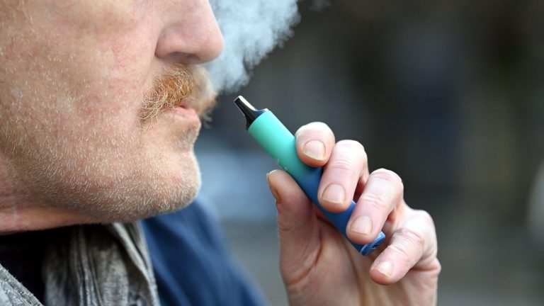 the National Assembly unanimously adopts a law aimed at putting an end to disposable electronic cigarettes