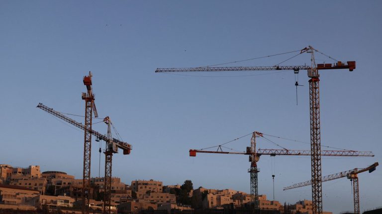 the construction sector at a standstill in Israel, “a huge problem for the economy”