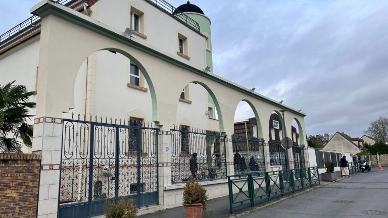 the corpse of a wild boar hanging on the gates of a mosque in Vigneux-sur-Seine, an association files a complaint