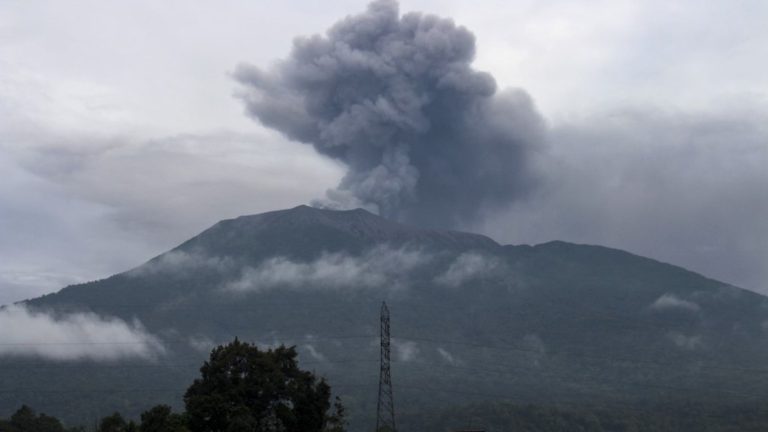 the eruption of the Marapi volcano leaves at least eleven dead, twelve hikers are still wanted