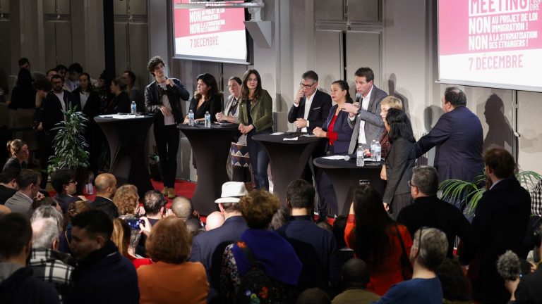 the left seeks to make its vision heard during a meeting in Saint-Ouen