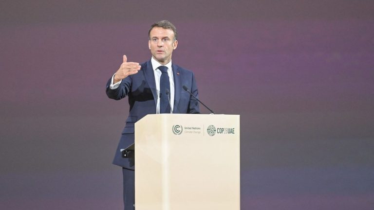 the objective of getting away from fossil fuels “is not negotiable”, argues Emmanuel Macron in an article