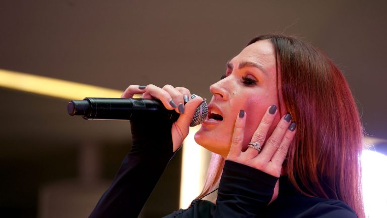 the singer Vitaa robbed by several individuals, an investigation opened