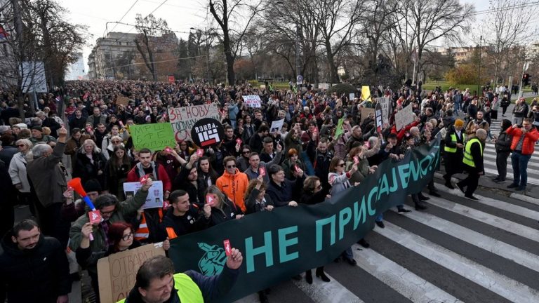 thousands of demonstrators in the street to denounce fraud