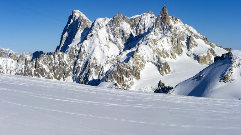 two dead in an avalanche in the Mont-Blanc massif, one dead in a fall in the Écrins massif in Isère