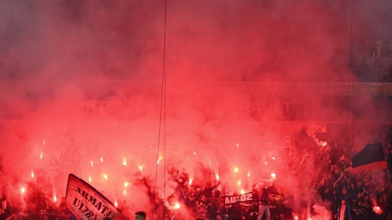 under the influence of a point withdrawal, Montpellier sees its match against OM stopped because of fireworks thrown by its supporters