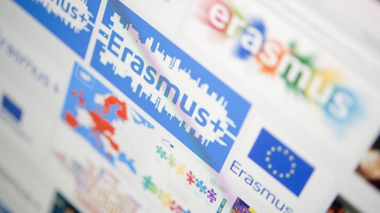 we explain the Erasmus program, one of the main legacies of Jacques Delors