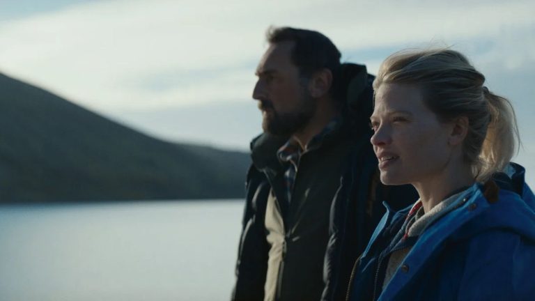 we never get bored with Gilles Lellouche and Mélanie Thierry stranded on a desert island