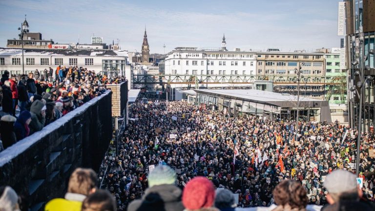 250,000 demonstrators in the streets against the far-right AfD party, leading in the polls