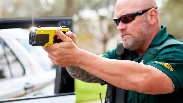 $6 million for 528 Tasers: the SQ expands its arsenal of electric guns to reduce the use of firearms