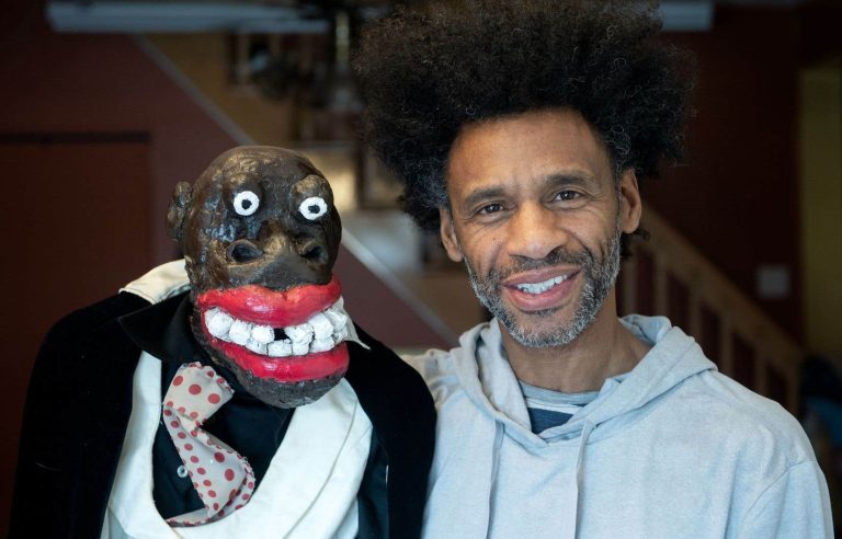 A black puppet in a show by Franck Sylvestre at the heart of legal action