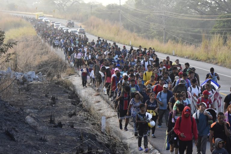 A caravan of migrants resumes its march towards the United States