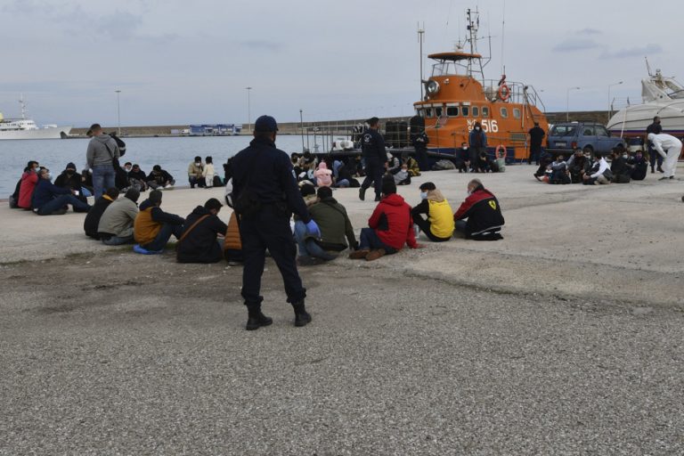 A hundred Libyan migrants rescued by the Greek coast guard