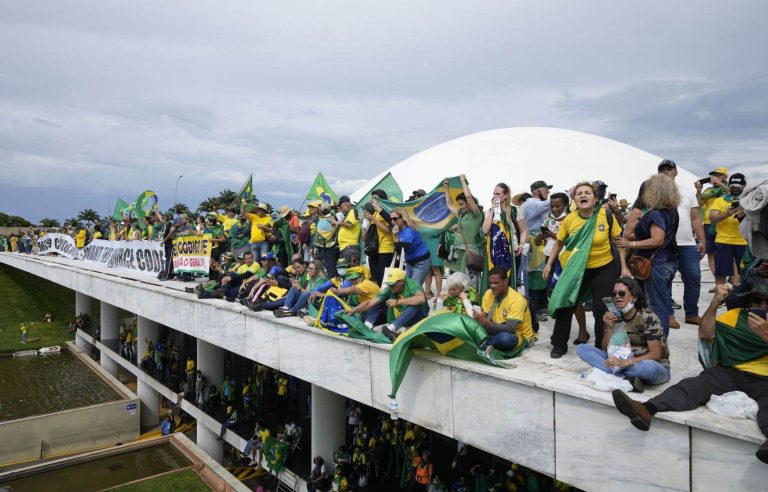 A year after the riots in Brasília, Lula celebrates democracy