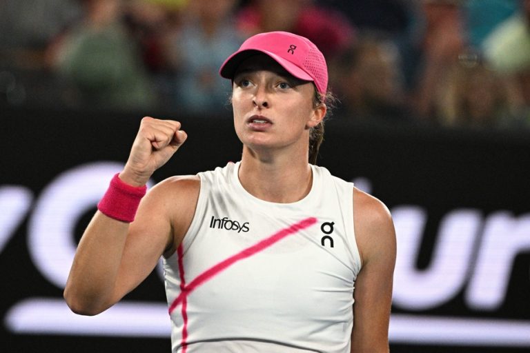 Australian Open |  Iga Swiatek advances to third round