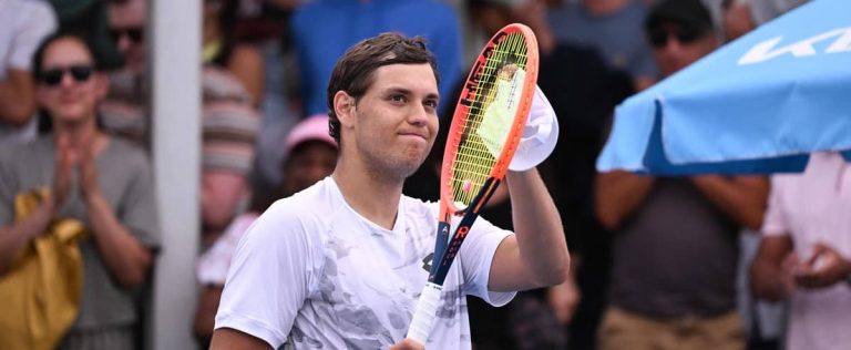 Australian Open: a player almost hits an attendant