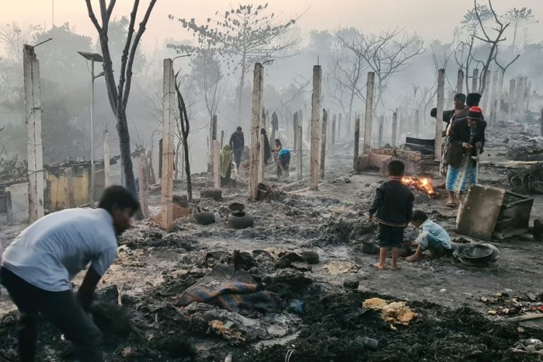 Bangladesh |  Thousands of Rohingya left homeless after fire in refugee camp