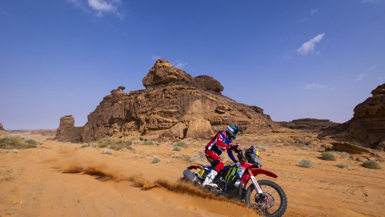 Branch at the head of the motorcycles, the Frenchman Van Beveren in difficulty… Follow the 1st stage