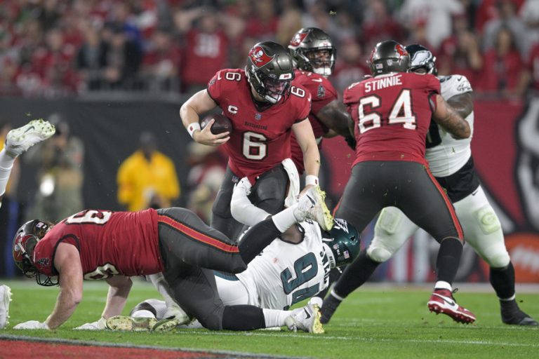 Buccaneers eliminate Eagles with 32-9 victory