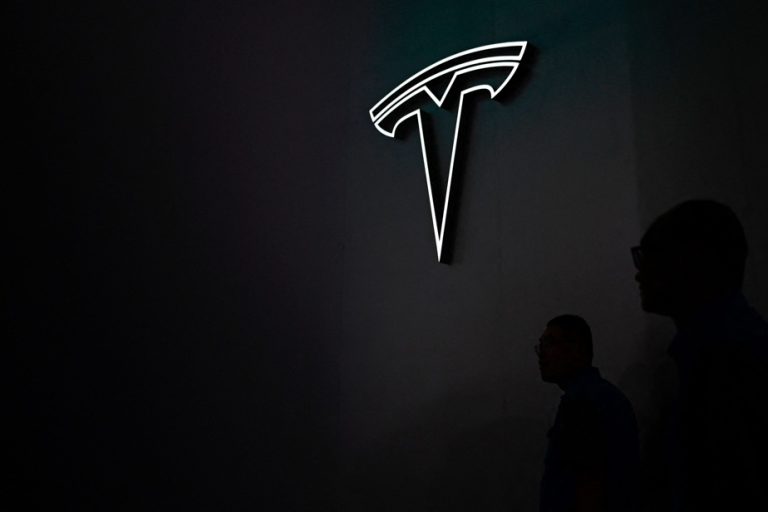 China |  Tesla recalls 1.6 million vehicles over software issue